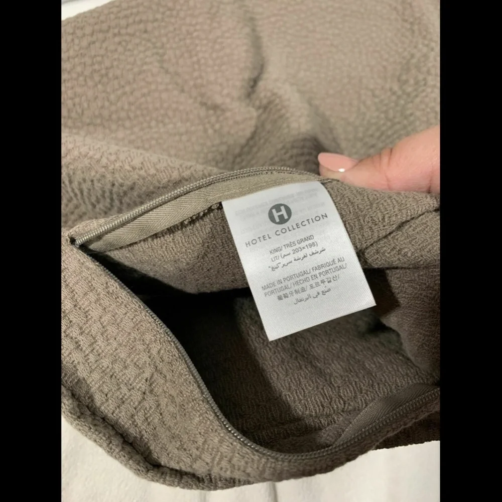 NIB Hotel Collection Como (1) King‎ Coverlet Blanket +(2) King Shams